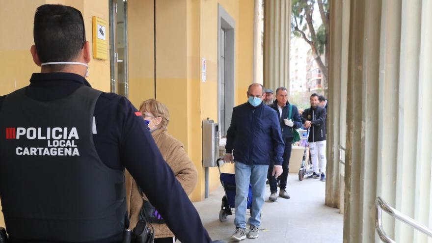 Policías locales, ayer por un mercado de Cartagena.