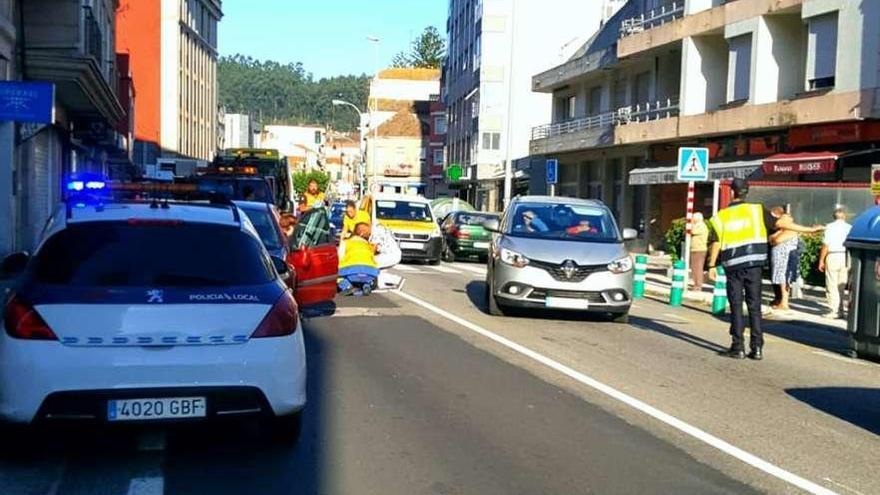 Los equipos de emergencias atienden al herido tras producirse el atropello. // G.N.