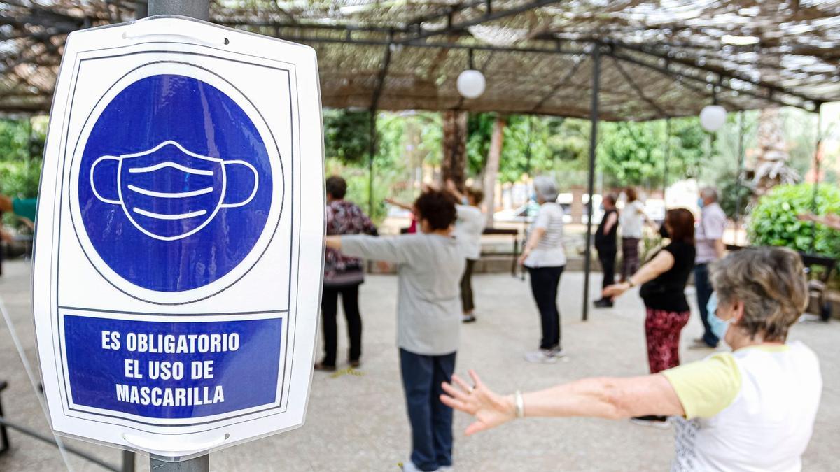 Un momento de una actividad de tai chi en un centro para mayores del IMAS