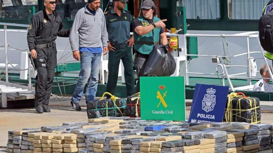 Avelino Martínez y la droga, custodiados por la Guardia Civil en el puerto de Vigo. // Marta G. Brea