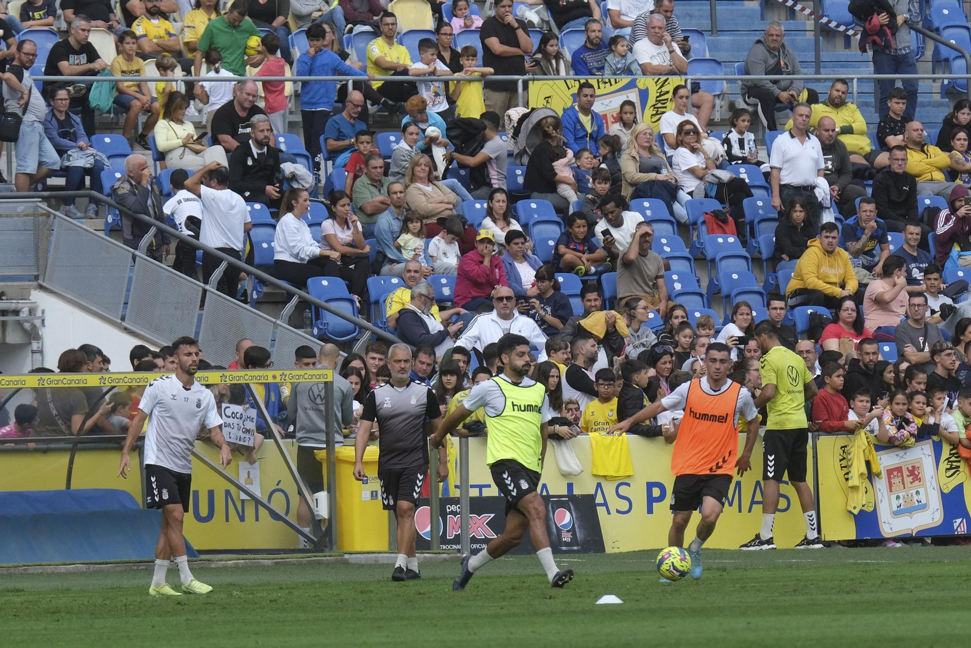 La UD Las Palmas entrena a puerta abierta