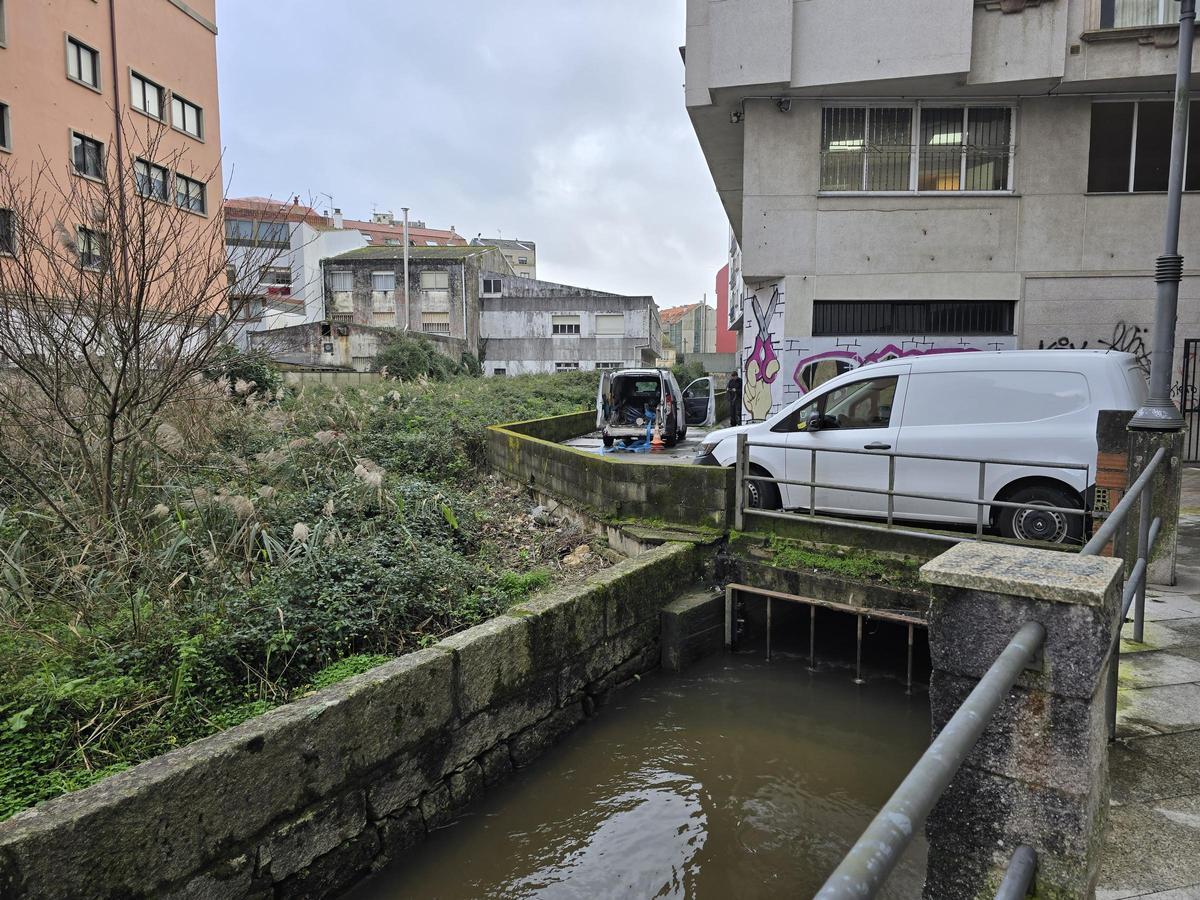 Una empresa con mangueras para achicar el agua en garajes de Noria 4 en Cangas.