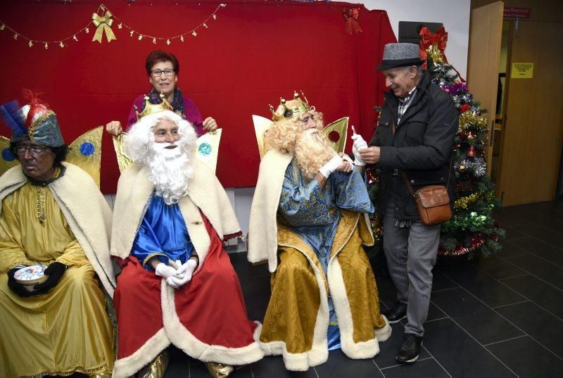 Los Reyes Magos visitan el centro de mayores Rey Fernando