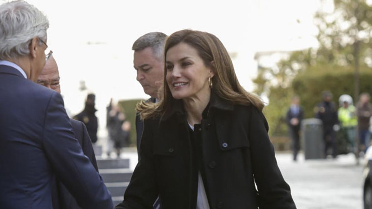 El look de Letizia Ortiz con abrigo y botines negros de Hugo Boss