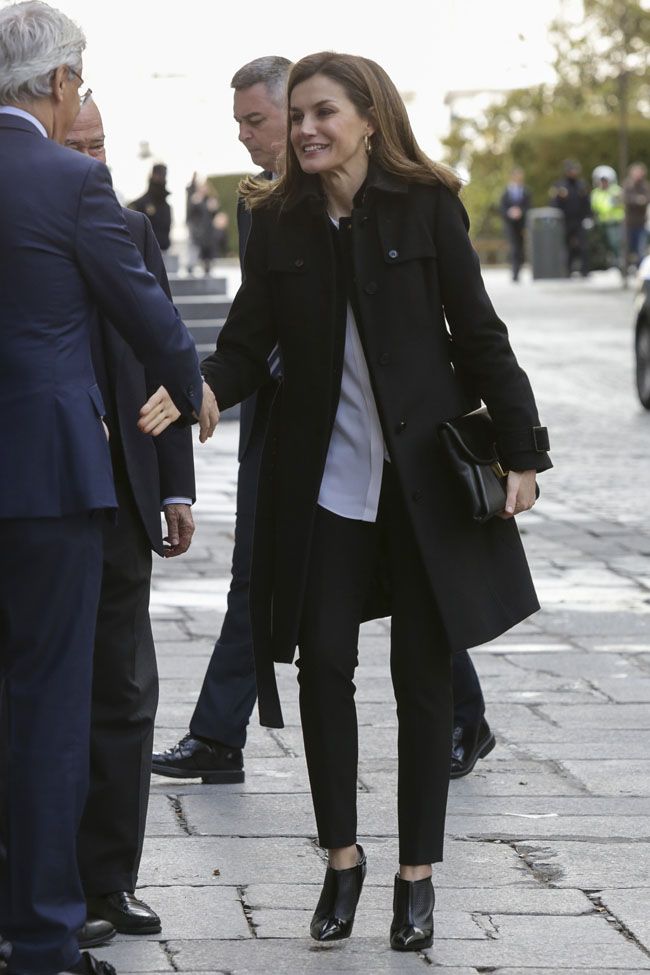 El look de Letizia Ortiz con abrigo y botines negros de Hugo Boss