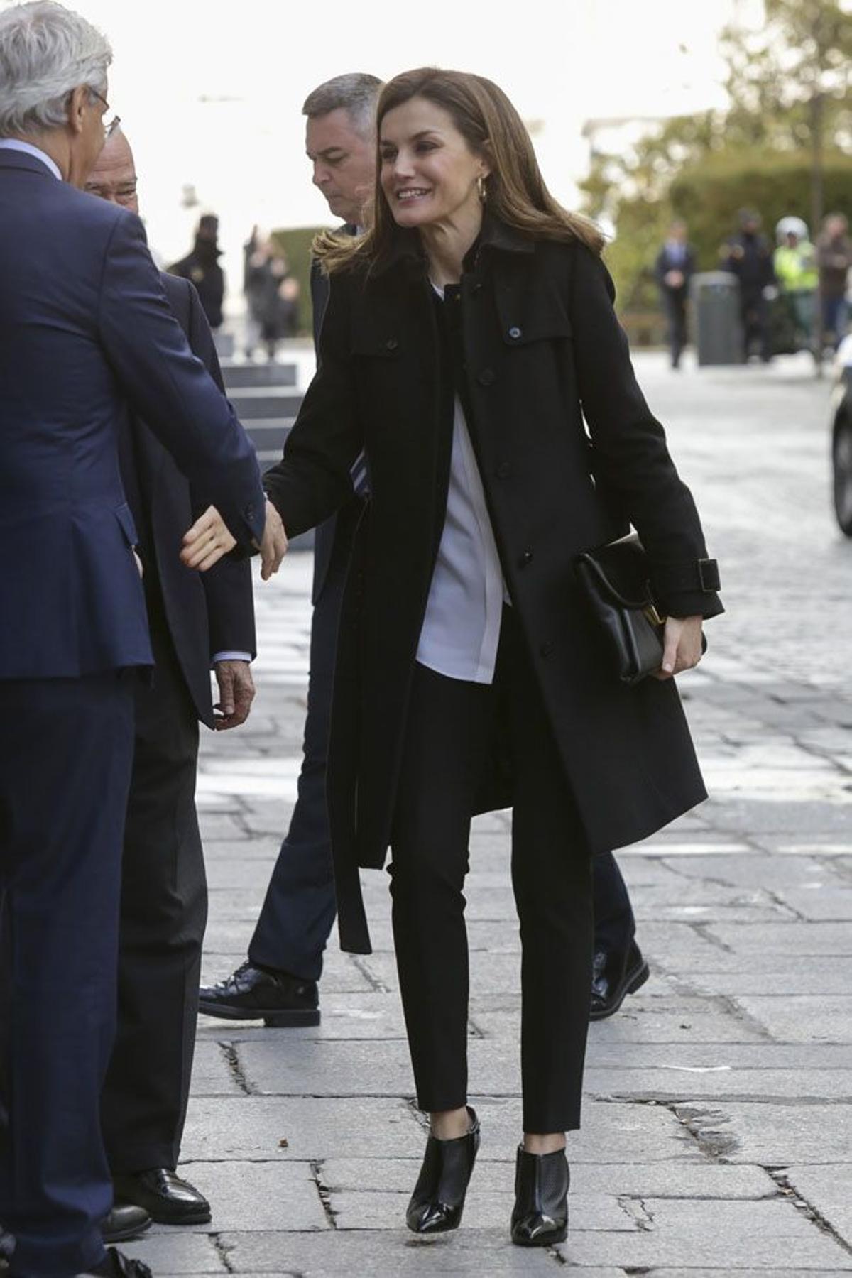 El look de Letizia Ortiz con abrigo y botines negros de Hugo Boss