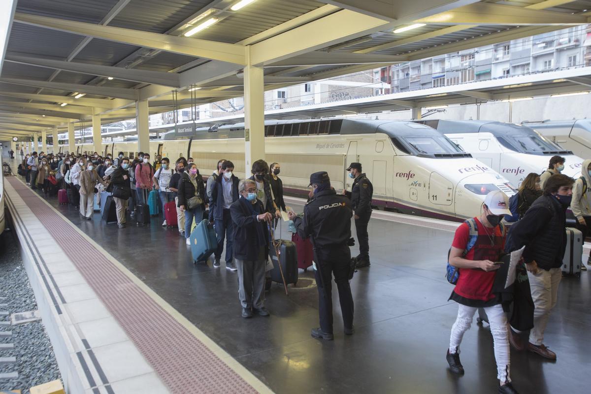 Controles de la Policía Nacional en la estación de Renfe en Alicante Controles de la Policía Nacional en la estación de Renfe en Alicante