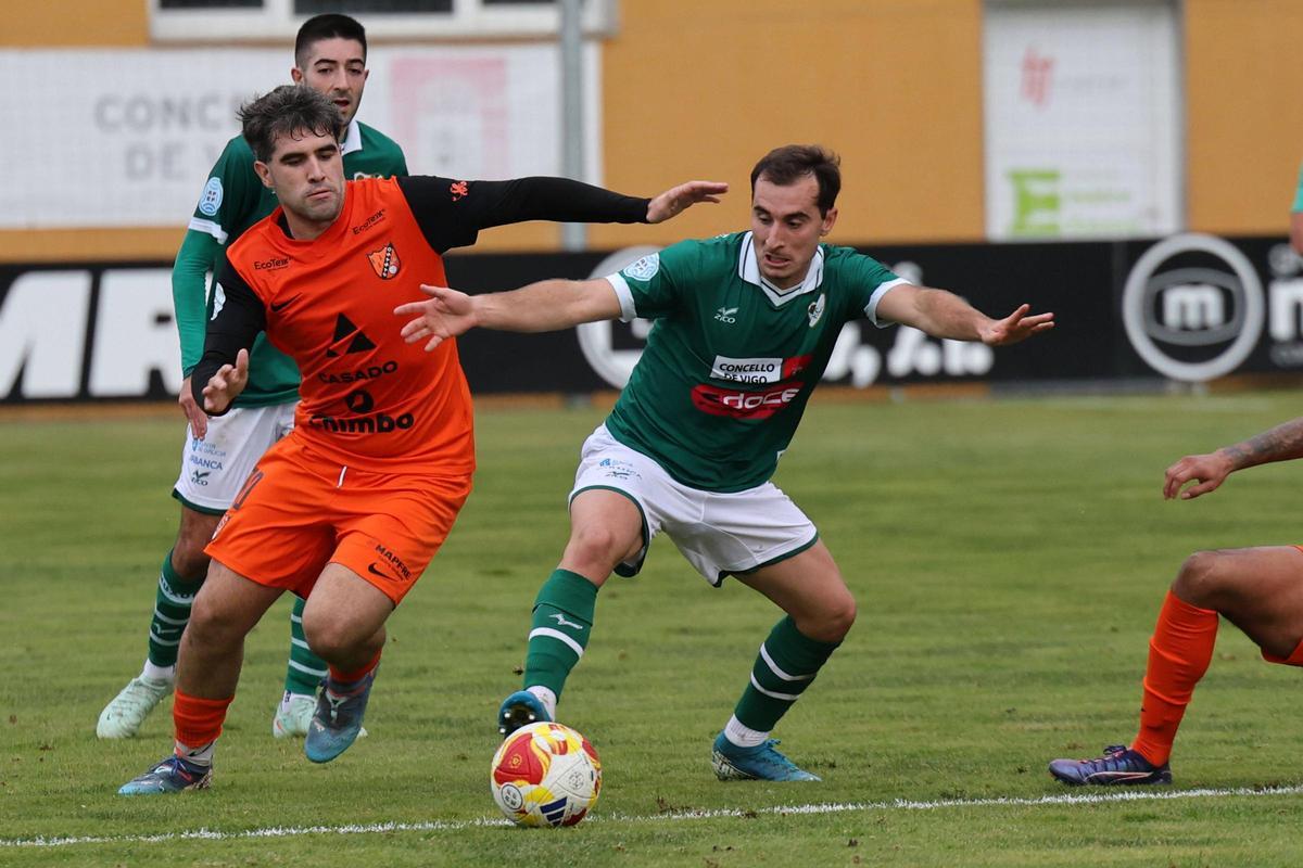 Gandarillas disputa un balón durante el partido de ayer.