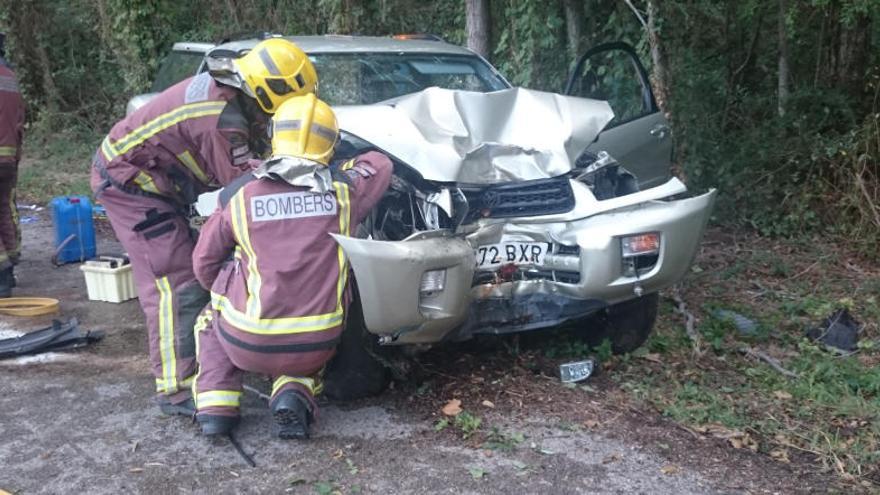 Bombers treballant en el vehicle sinistrat.