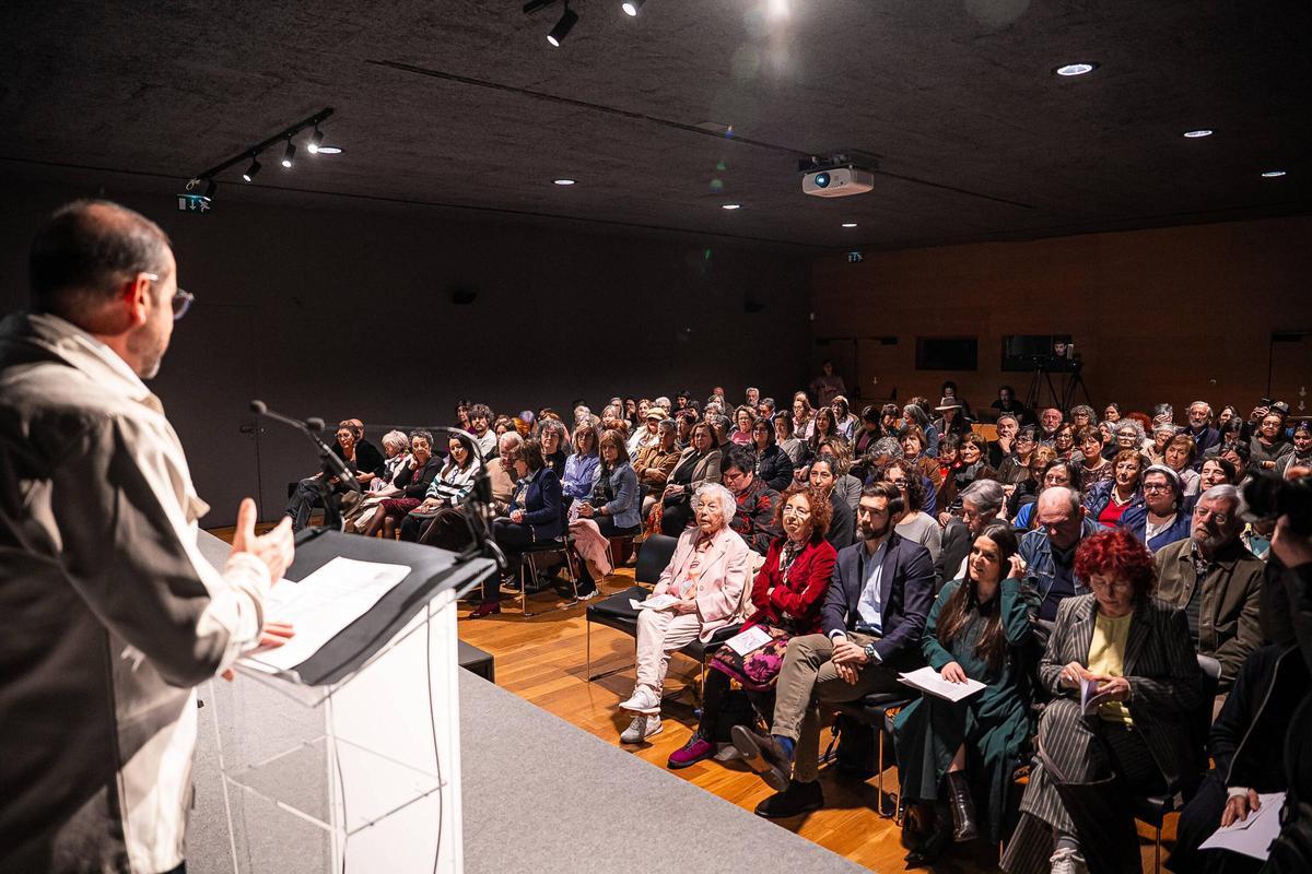 María Xosé Queizán, de rosa en primeira fila, no salón de actos do MARCO ateigado de público.