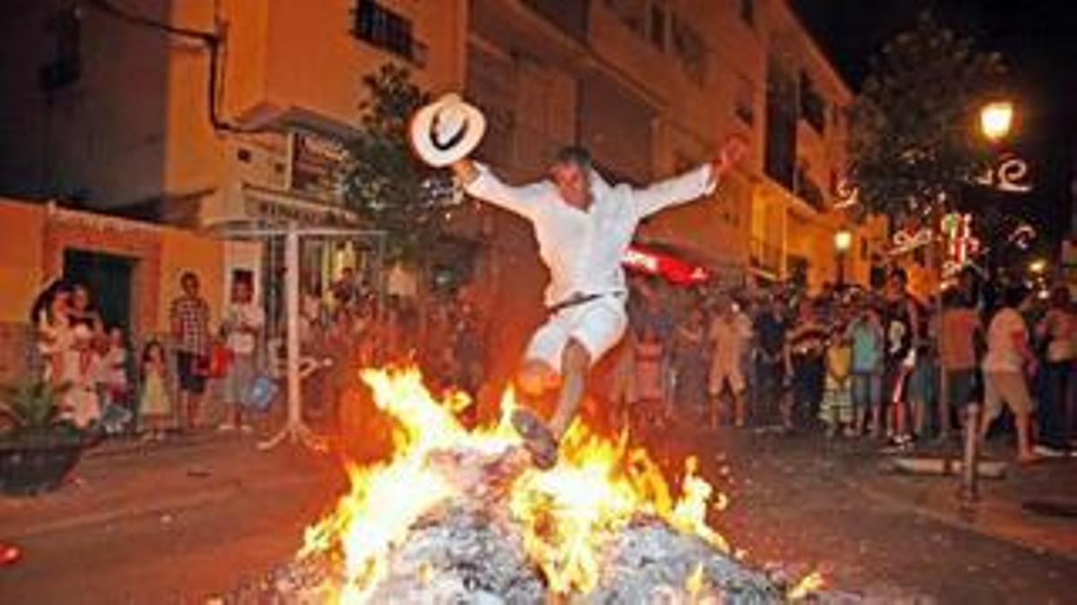 Benalmádena permitirá la quema de júas el 23 de junio pero en las calles, no en la playa