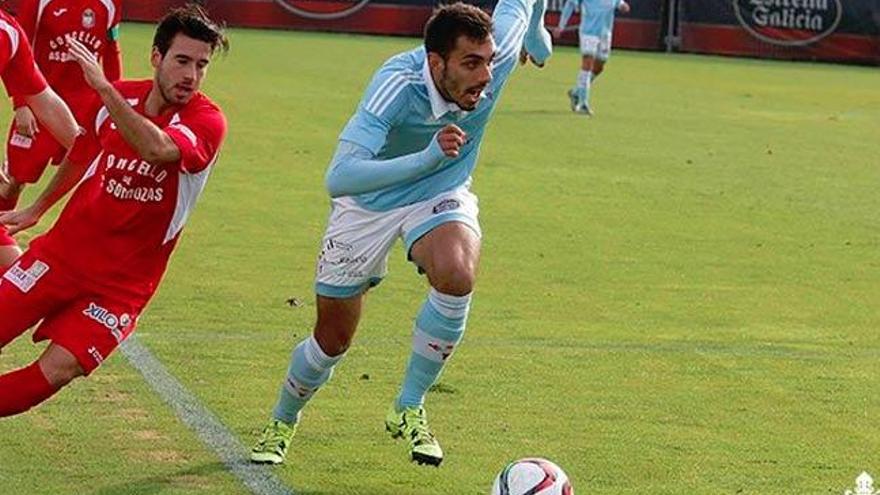 Borja Iglesias se marcha de los defensores del Somozas. // @rccelta_oficial