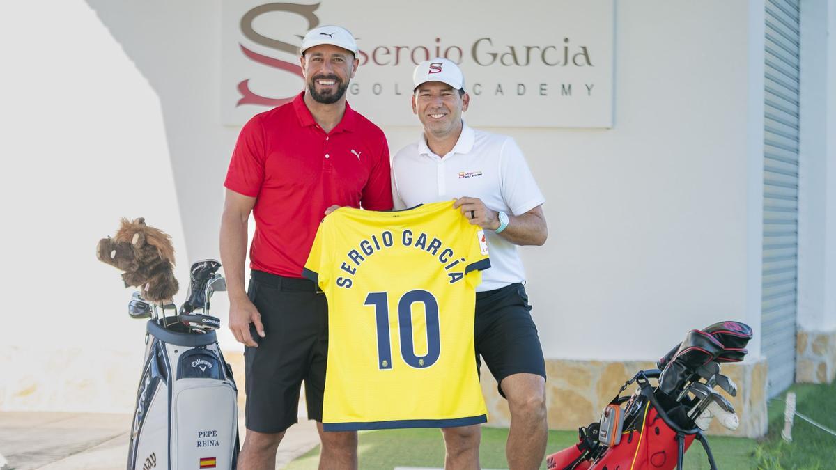 El guardameta del Villarreal, Pepe Reina, junto al golfista Sergio García en su academia en Borriol.
