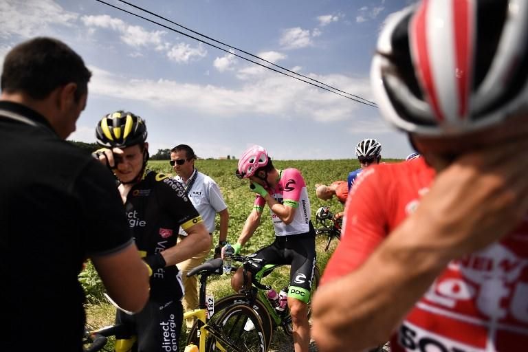 Arrojan gas lacrimógeno al pelotón del Tour de Francia