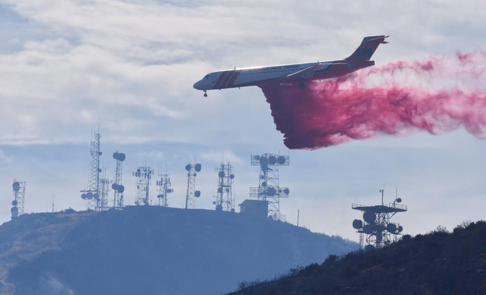 An Erickson MD-87 makes a phoschek retardant ...