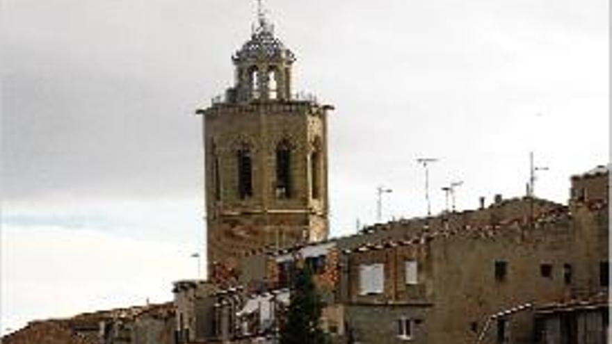 El campanar de Santa Maria de Cervera durant el repic de campanes.