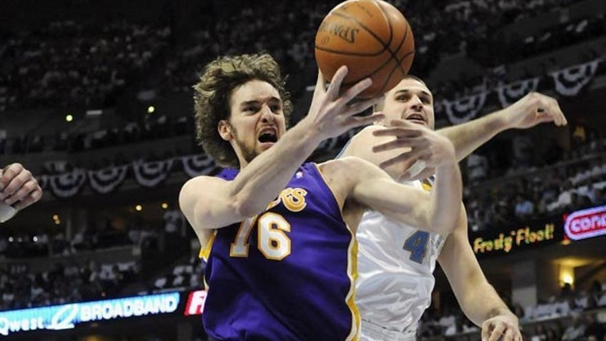 El jugador de los Nuggets de Denver Linas Kleiza disputa un rebote con  Pau Gasol