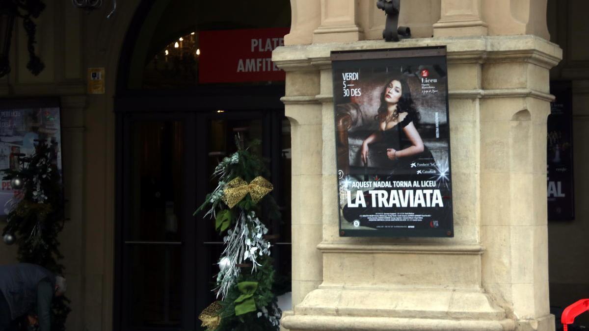 L&#039;exterior del Liceu aquest dilluns amb els cartells de &#039;La traviata&#039;.