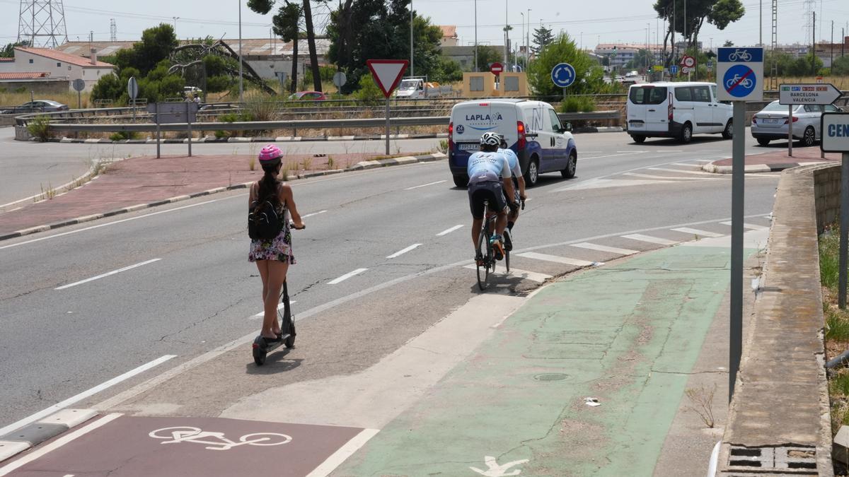 Uno de los hándicaps que denuncian los ciclistas es que el carril bici está lleno también de patinetes.