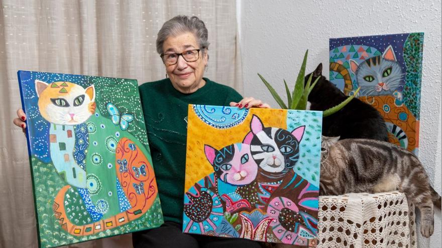 Pintar gatos de colores como terapia a los 81 años