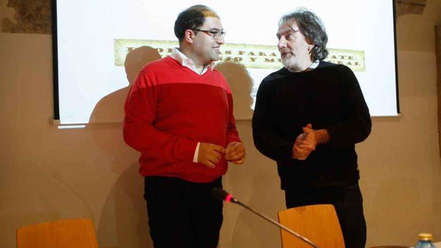 Rafael Ángel García conversa con José Lorenzo Fernández.