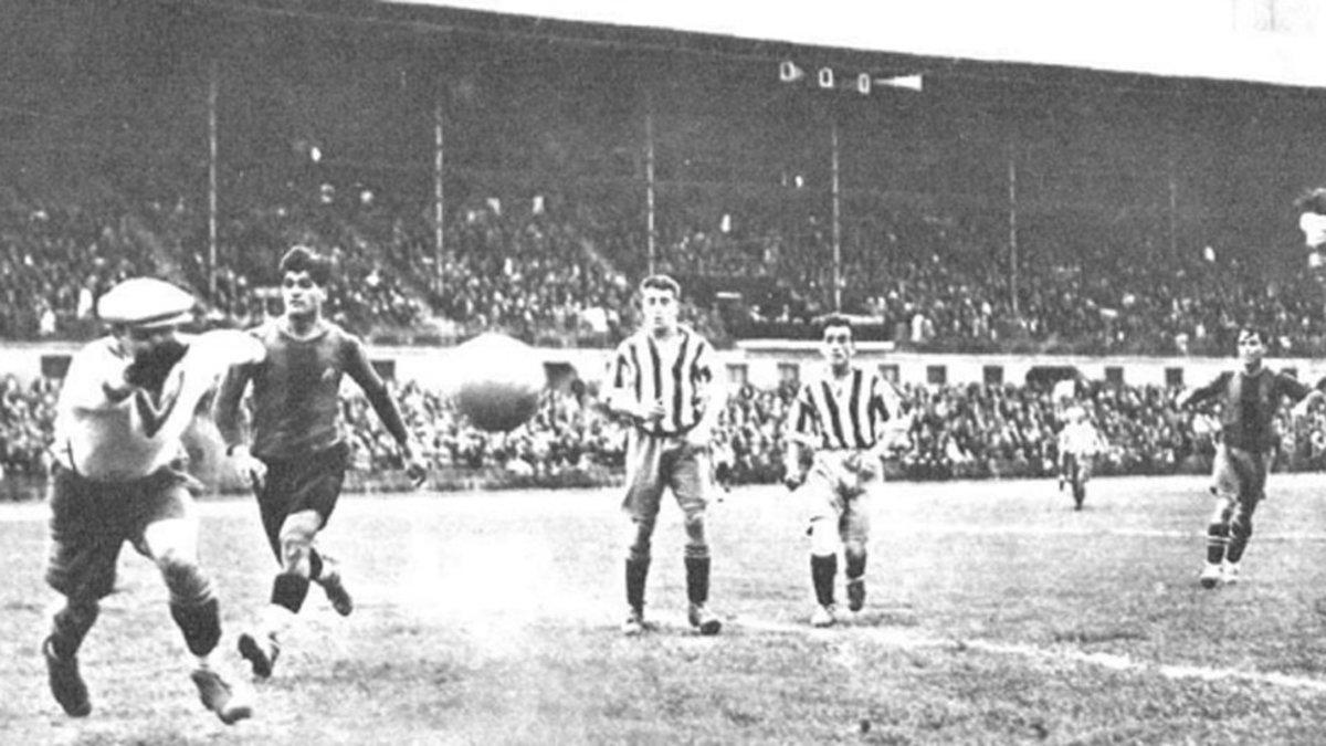 Una acción del Barça-Atlético de Madrid (4-0) celebrado el 26 de mayo de 1929. Entre los protagonistas, el meta José Meseguer y los azylgranas Saura y Samiter (izquierda)