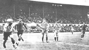 Una acción del Barça-Atlético de Madrid (4-0) celebrado el 26 de mayo de 1929. Entre los protagonistas, el meta José Meseguer y los azulgranas Saura y Samiter (izquierda)
