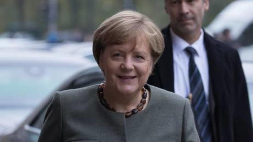 El suport dels alemanys a l&#039;inèdit tripartit que negocia Merkel es desploma