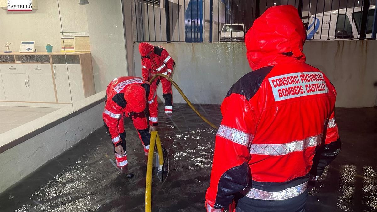 Los bomberos actúan en un achique de agua en una empresa.