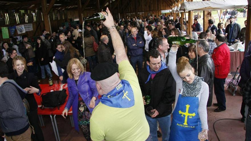 La Semana Santa más sidrera: barra libre por cinco euros en el Pueblo de Asturias