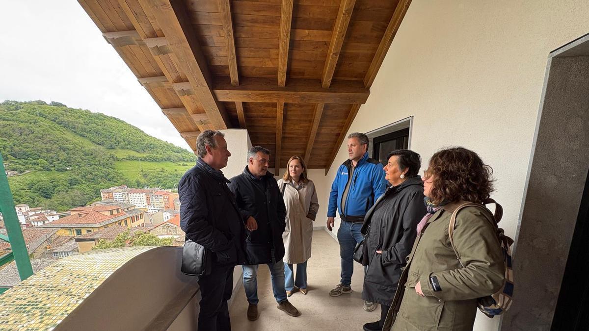 Por la izquierda, Marcelino Marcos, José Luis Fontaniella, Begoña López, David Álvarez, Geles Sánchez y Belén Liste, en la terraza del Hotel Truita.