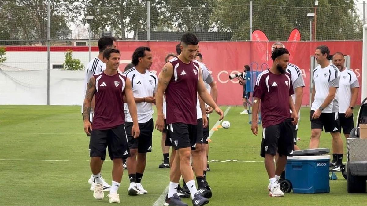 Chidera Ejuke, Andrés Castrín y Alfon, durante la charla previa al entrenamiento del Sevilla de este jueves