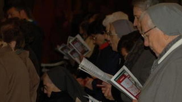 Un grup de monges canta durant la celebració d'ahir a Borredà en homenatge a les màrtirs de les dominiques i el seu vincle amb el poble.