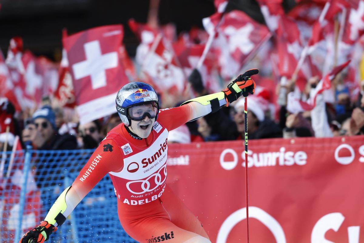Marco Odermatt de Suiza celebra después de ganar el Slalom gigante masculino en Adelboden.