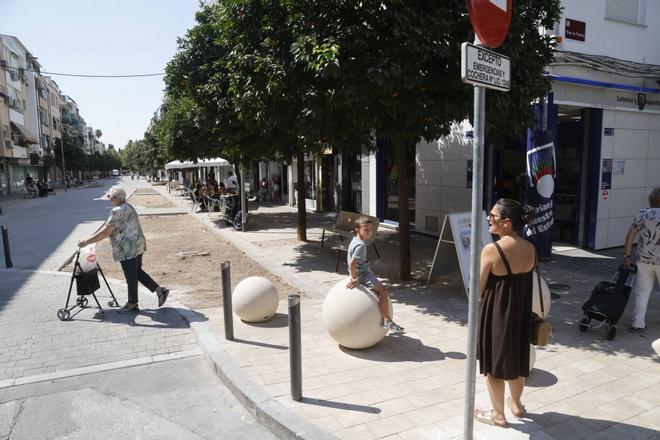 La Viñuela estrena mobiliario urbano tras su peatonalización