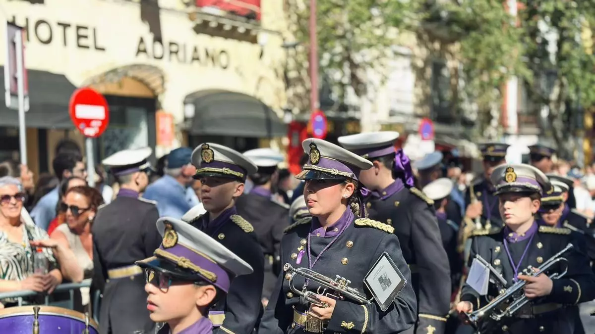 VÍDEO | La banda juvenil de Los Gitanos se presenta ante la capilla del Baratillo
