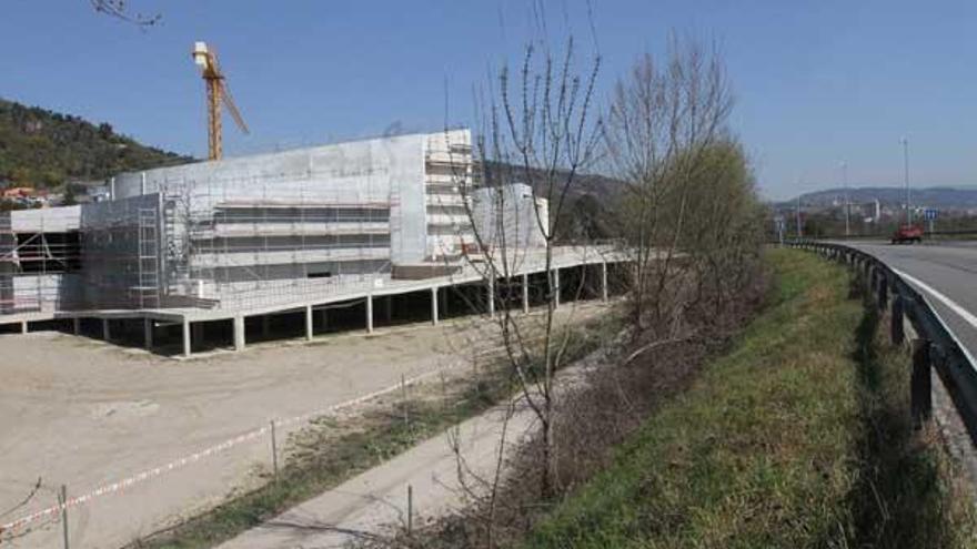 Estado que presentaban ayer las obras paralizadas del Centro de Interpretación de Parques Naturales .  // Iñaki Osorio