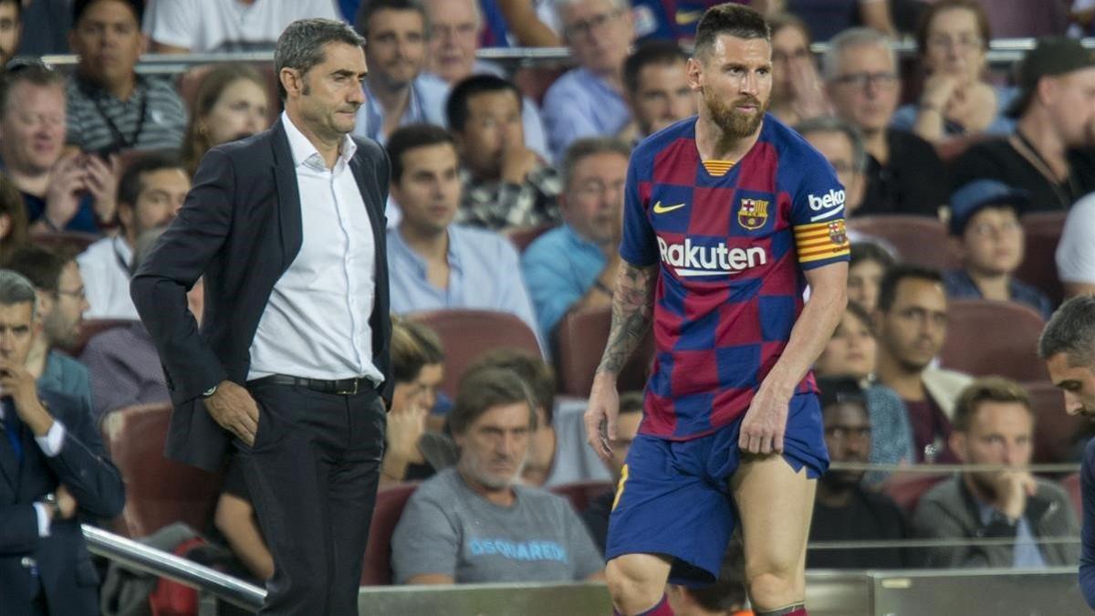 Messi vuelve al campo tras ser atendido ante la mirada de Valverde.