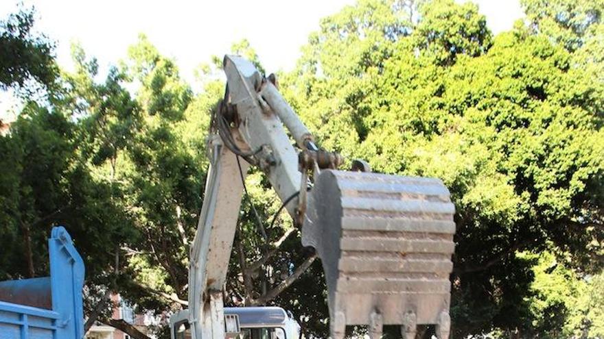 Operarios abren una zanja en la Alameda para localizar una canalización telefónica.