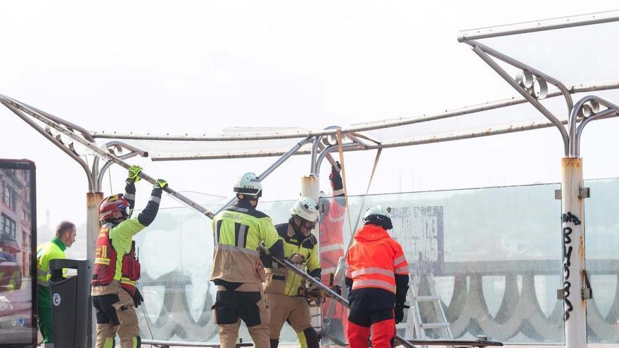 El viento levanta una marquesina de bus en el paseo, frente al Aquarium