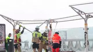 El viento levanta una marquesina de bus en el paseo, frente a la Casa de los Peces