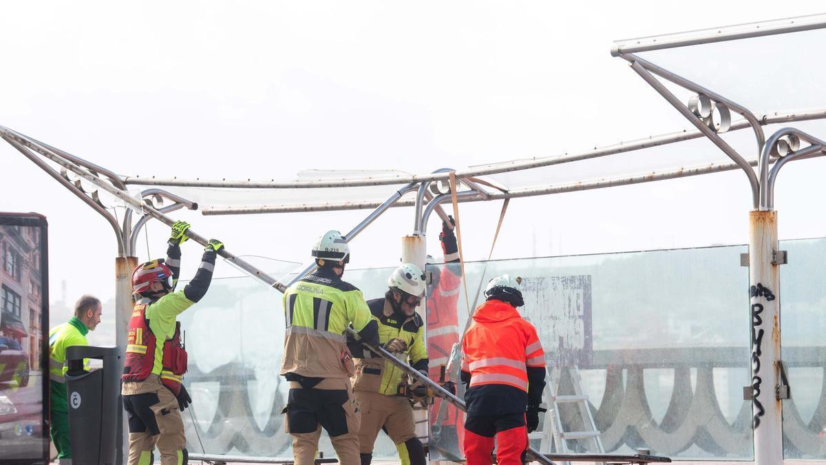 El viento levanta una marquesina de bus en el paseo, frente al Aquarium