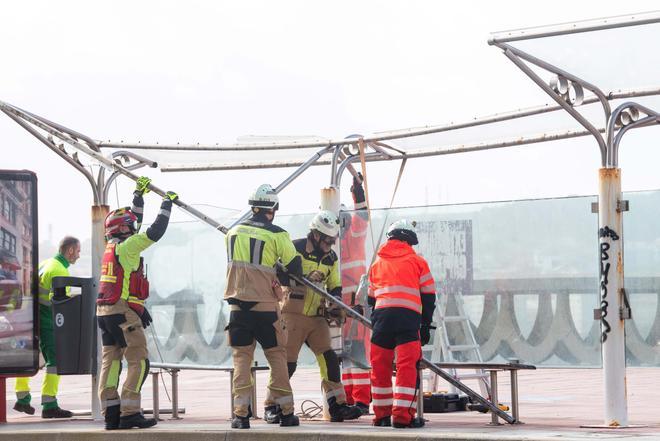 El viento levanta una marquesina de bus en el paseo, frente al Aquarium