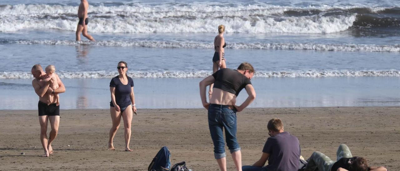 Un grupo de turistas británicos ayer en Playa del Inglés, en Gran Canaria. |