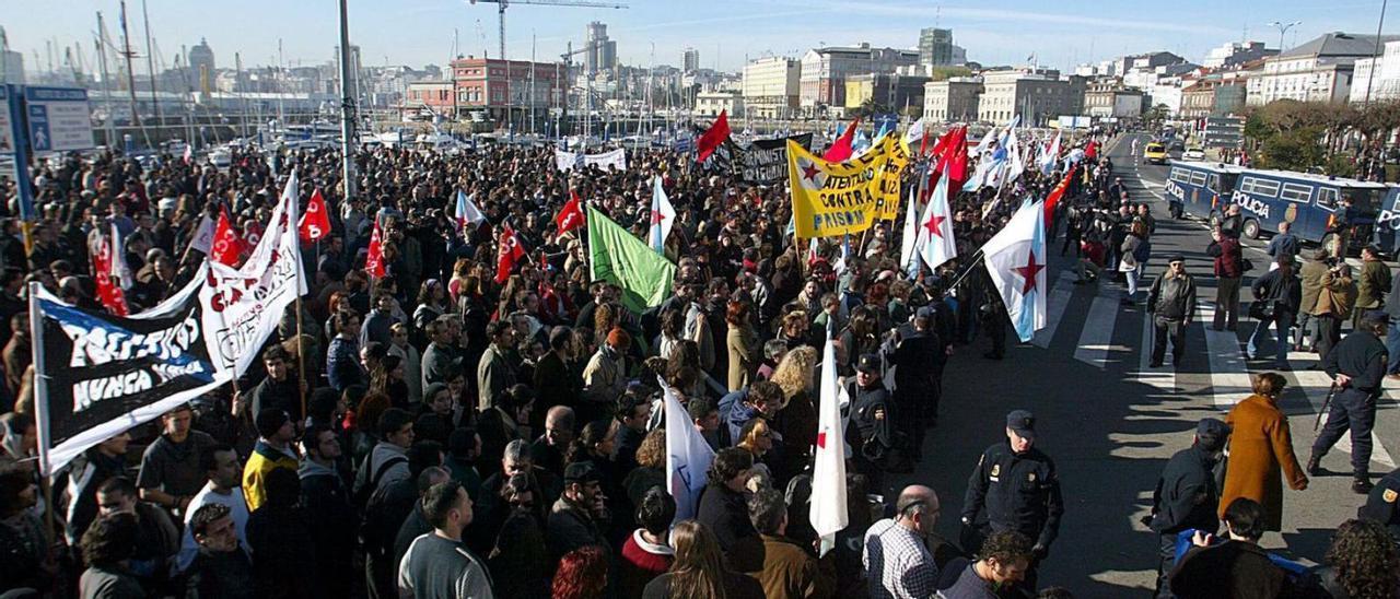 Cientos de personas protestan en A Coruña, el mismo día que Aznar anunciaba el Plan Galicia.