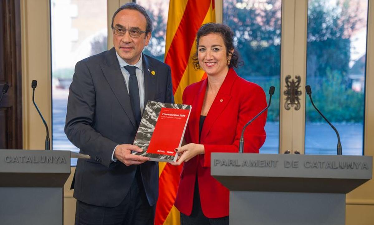 La consellera d’Economia, Alícia Romero, ha lliurat aquest matí el pressupost al president del Parlament de Catalunya, Josep Rull