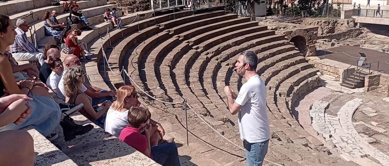 Visita guiada en latín al Teatro Romano, organizada el mes pasado por la Sociedad Española de Estudios Clásicos.