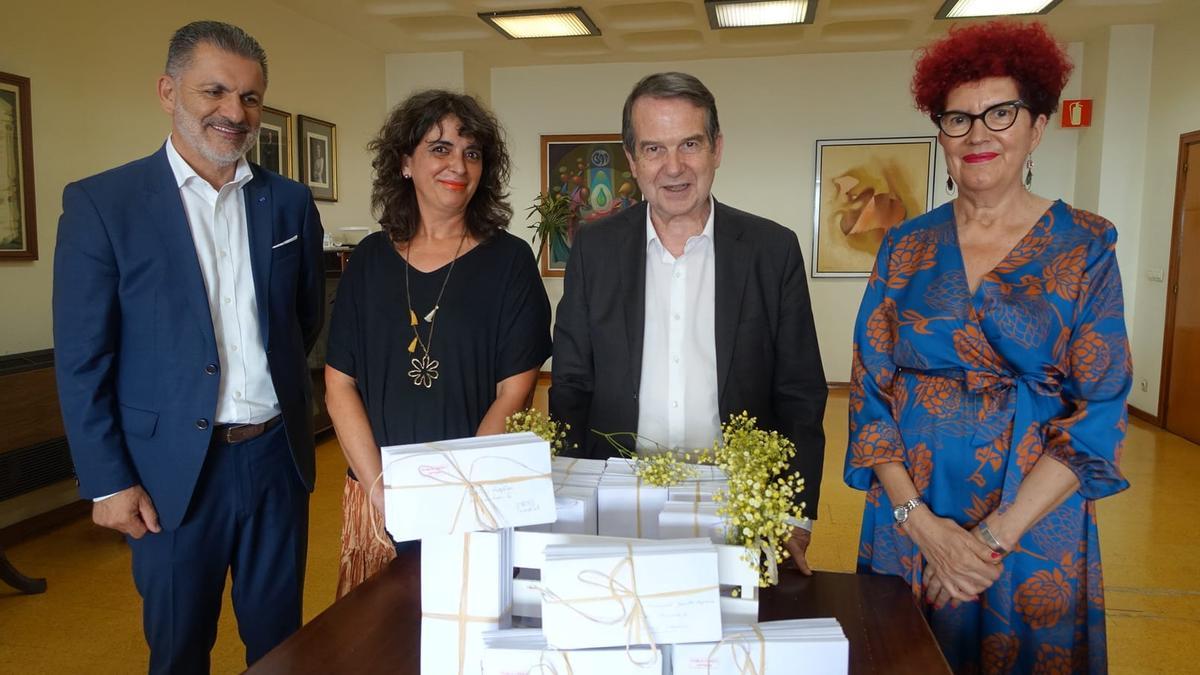 El alcalde Abel Caballero, ayer con Lucía (i) y Mara (d) en el Concello de Vigo.