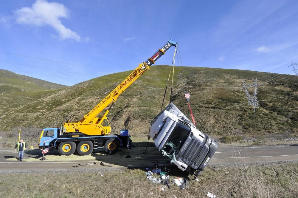 El vuelco de un camión obliga a cortar la carretera de Pajares