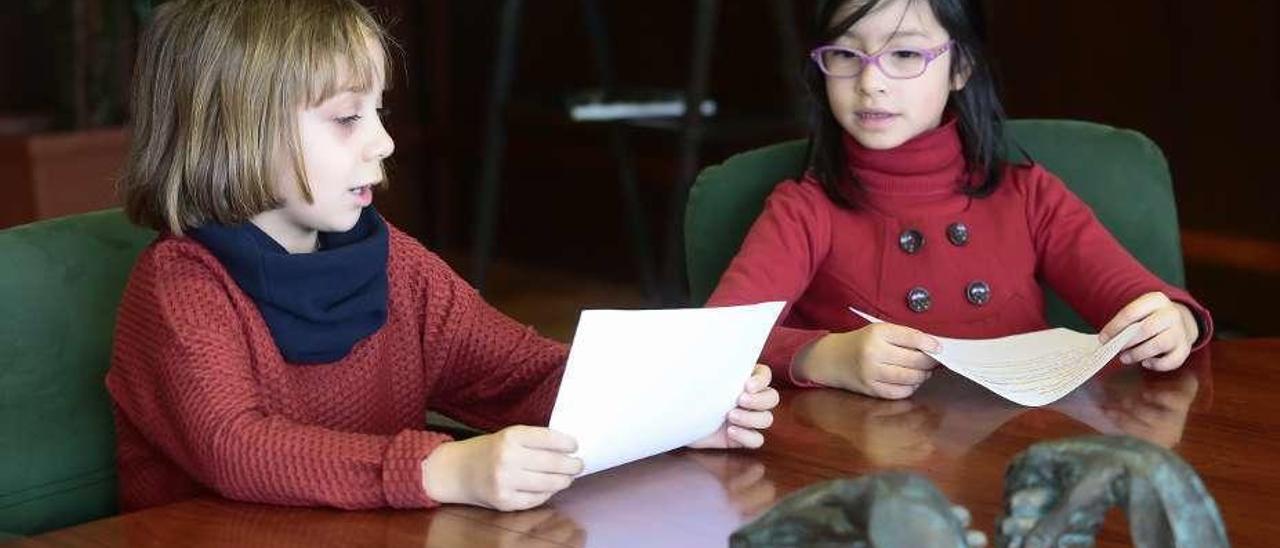 Dos alumnas leen las preguntas durante la entrevista en la Alcaldía.